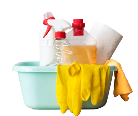 Suministros de limpieza en un recipiente azul claro: botellas con atomizador, limpiador, toallas de papel, guantes amarillos
