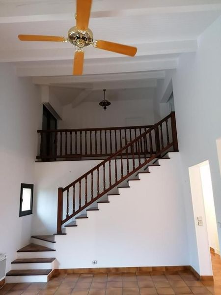 Intérieur d'une maison peinte en blanc