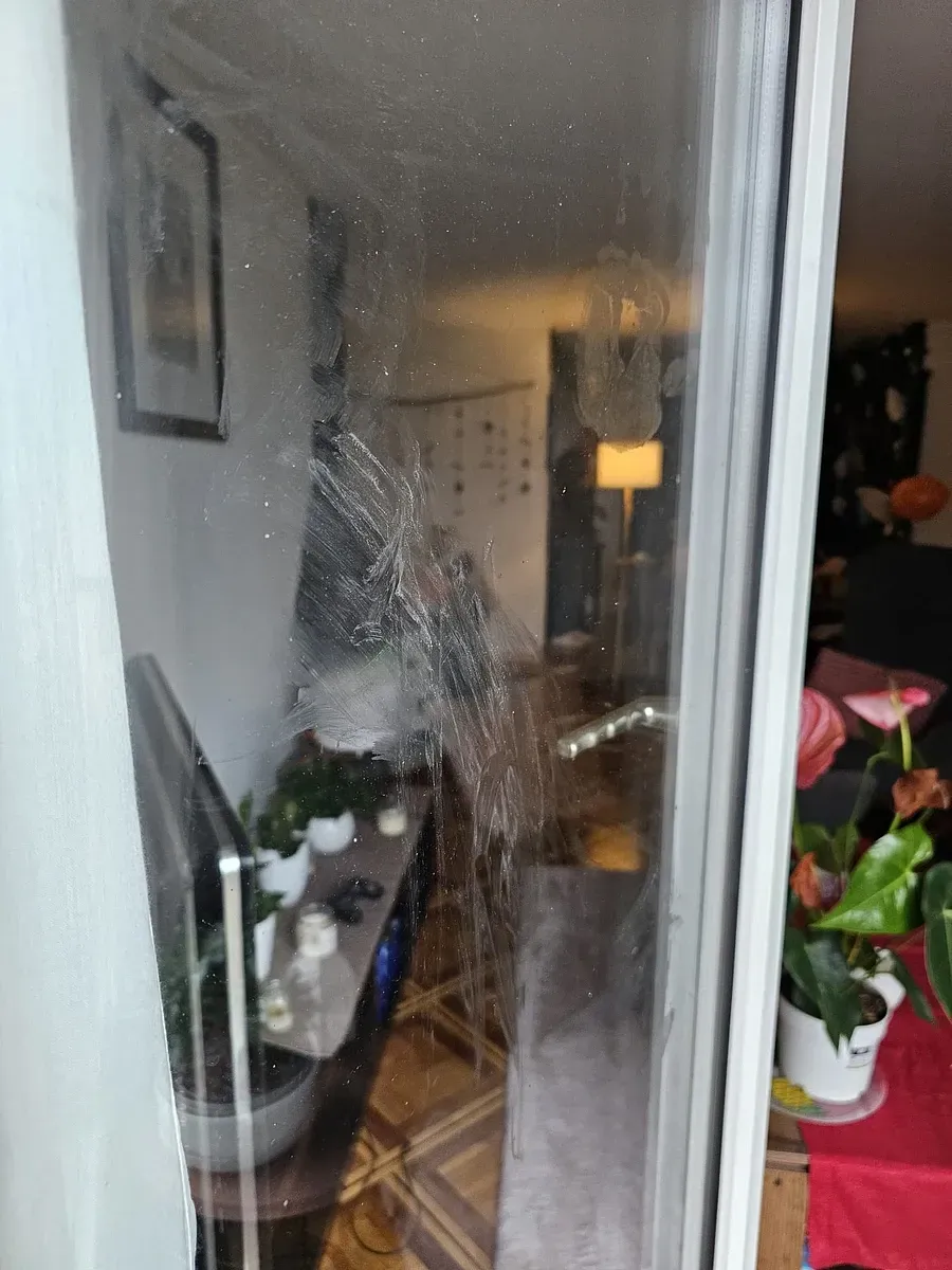 Un salon avec une porte vitrée nettoyée