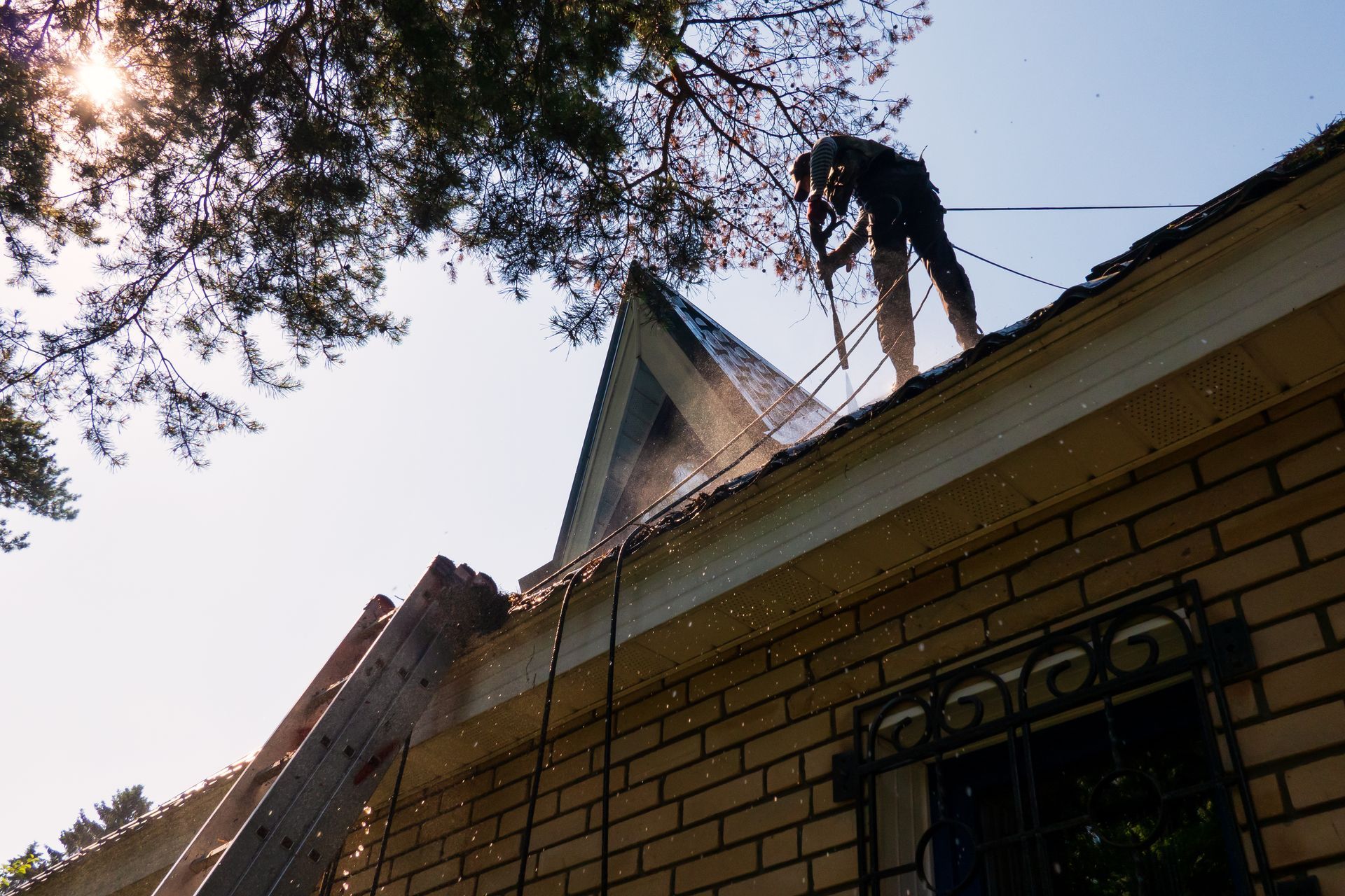 Un homme traitant une toiture