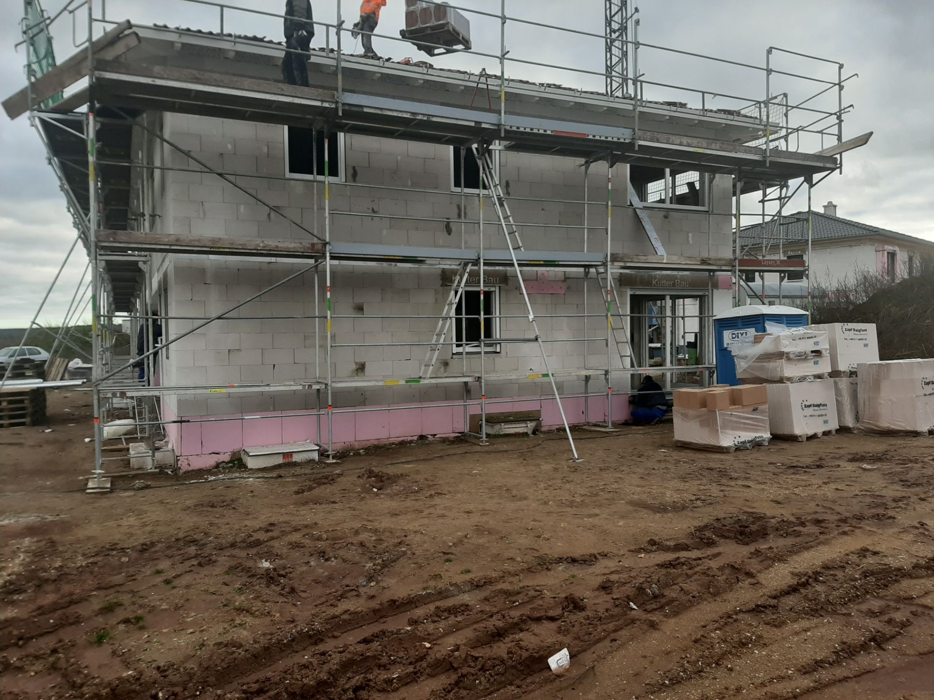 Rohbau mit Gerüst