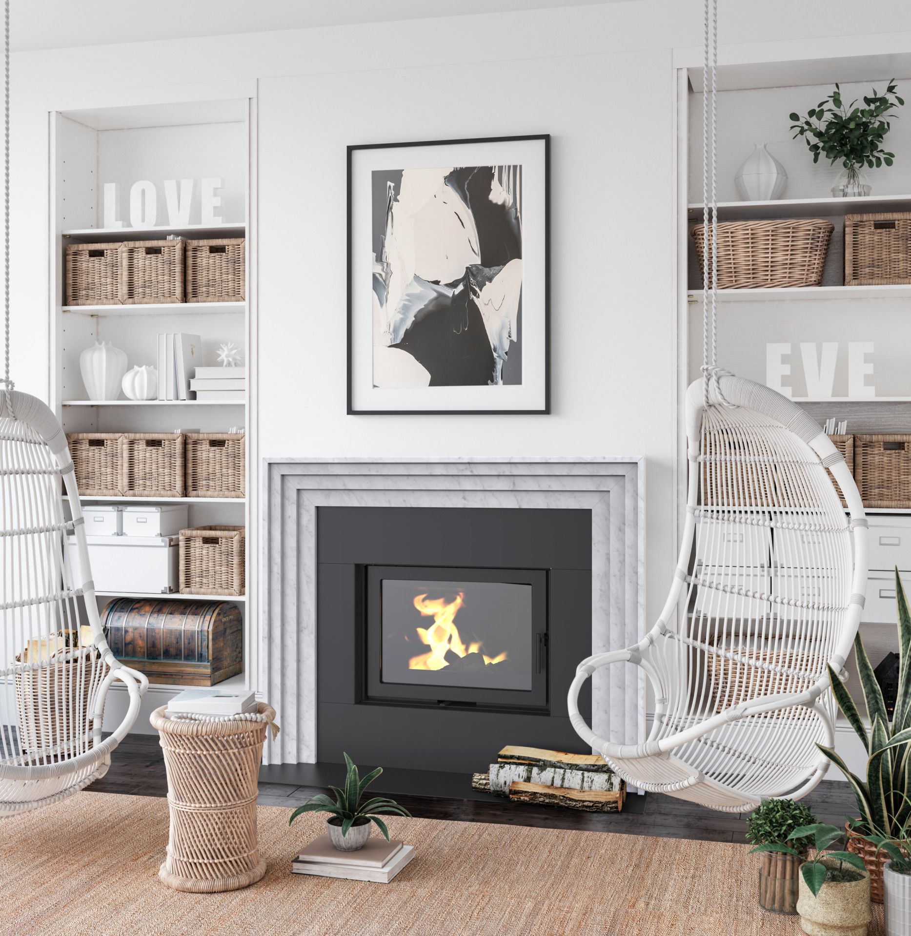 Salon chaleureux avec cheminée, fauteuils en osier blanc, étagères, paniers tressés et tableaux en noir et blanc.