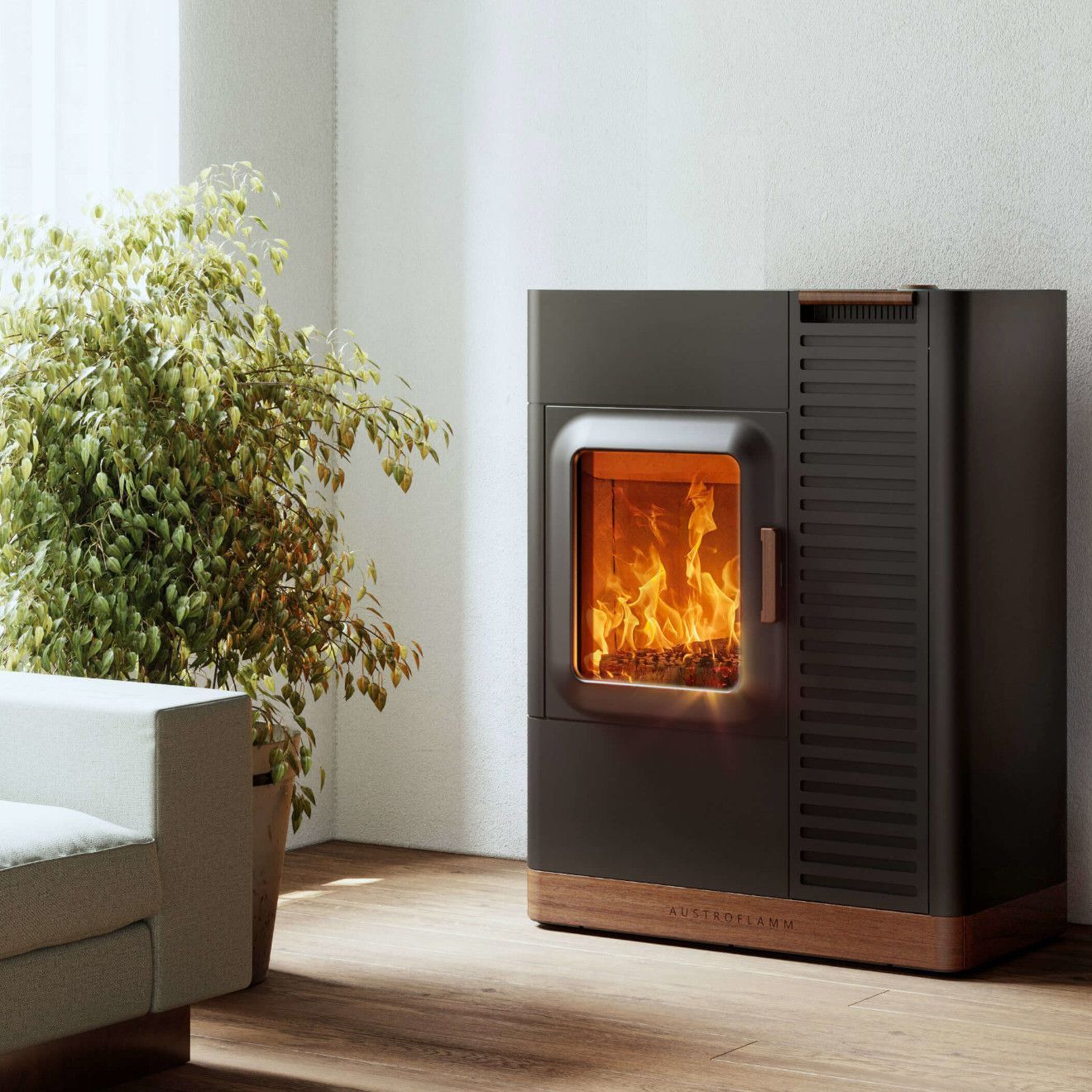 Poêle à bois moderne mixte avec un feu vif dans un salon chaleureux, à côté d’une plante et d’un canapé.