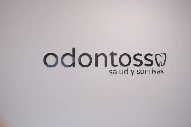 La palabra odontosso está en una pared blanca.