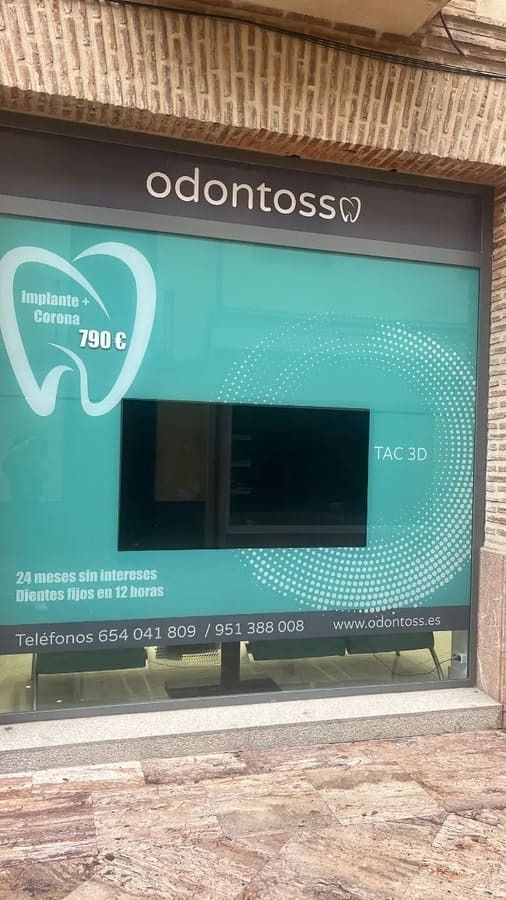 Un consultorio dental con un televisor en la ventana.