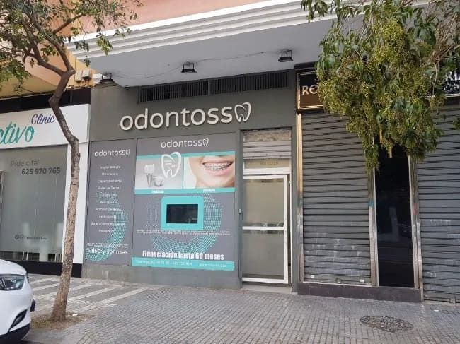 Un edificio con un cartel que dice odontoss.