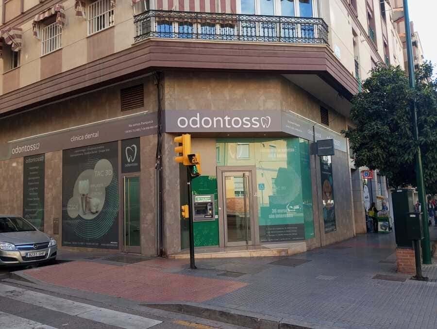 Una tienda de odontoss está en la esquina de un edificio