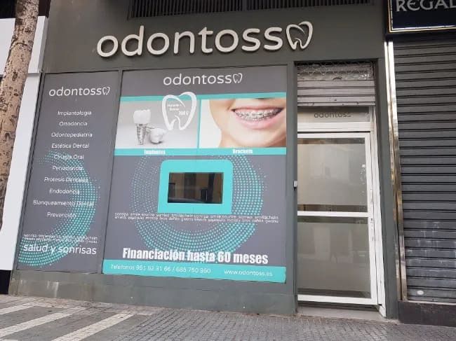 Un consultorio dental con un cartel que dice odontoss.