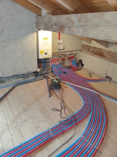 Un montón de tuberías están conectadas a una pared de una habitación.