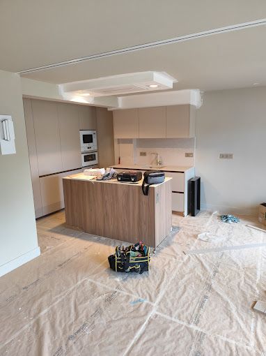 Una cocina con una gran isla en el medio de la habitación.