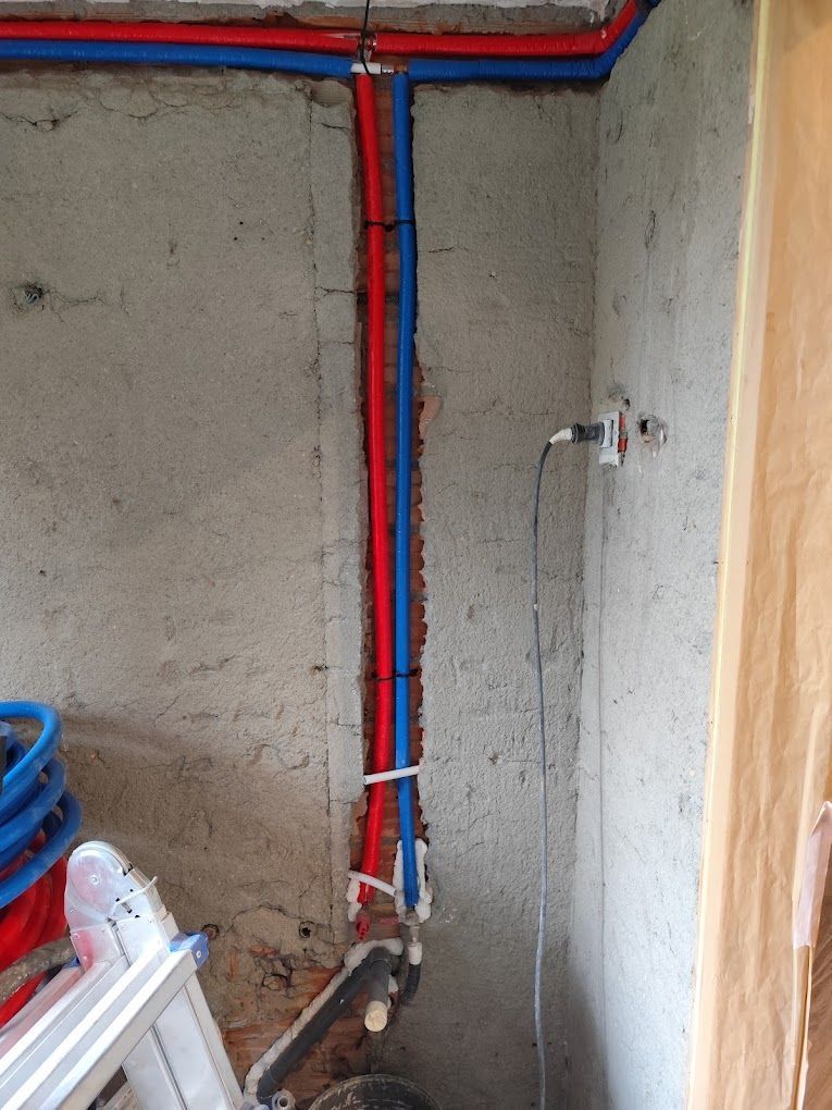 Una habitación con tubos rojos y azules en la pared.