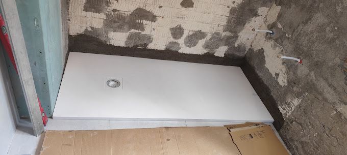 Se está construyendo una cabina de ducha en un baño.