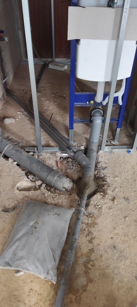 Un montón de tuberías están tendidas en el suelo de una habitación.