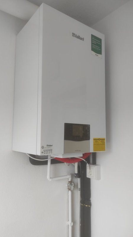 Una caldera blanca cuelga del techo de una habitación.