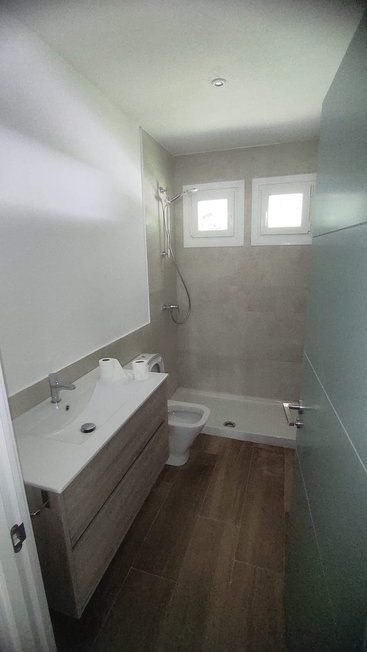 Un baño con lavabo, inodoro y ducha.