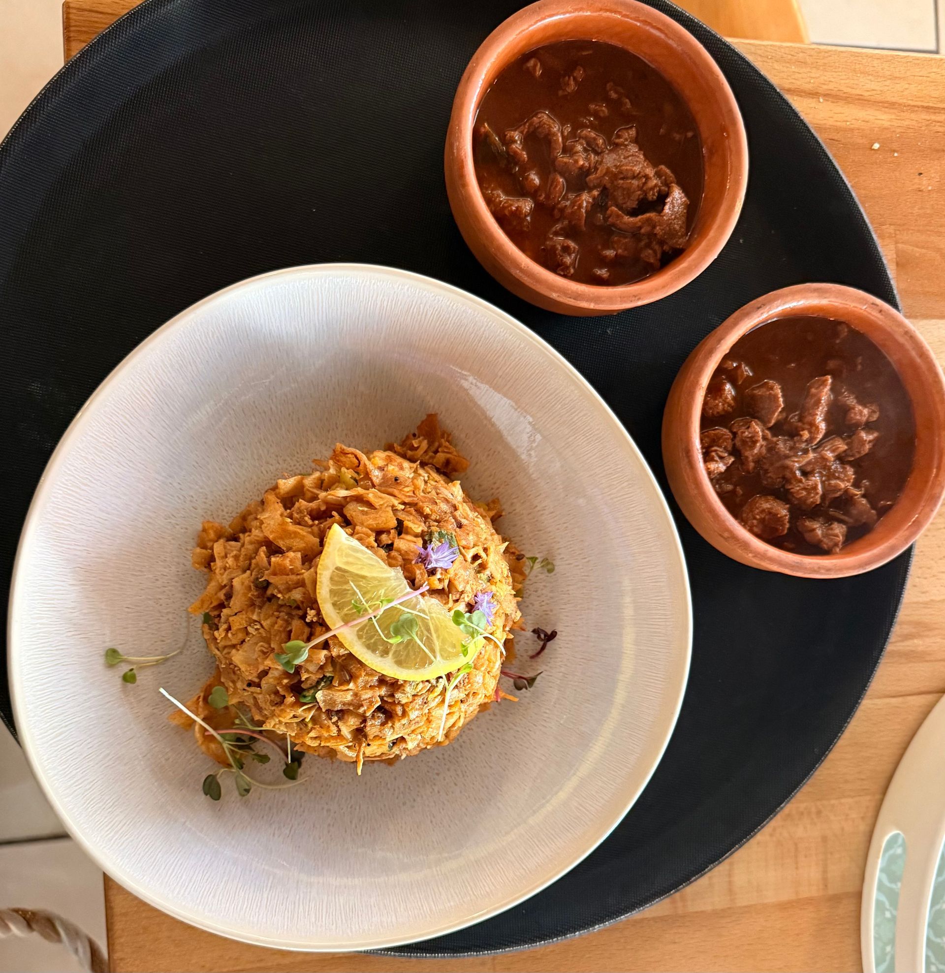 Bunte Tofu-Bowl mit Gemüse und Sauce.