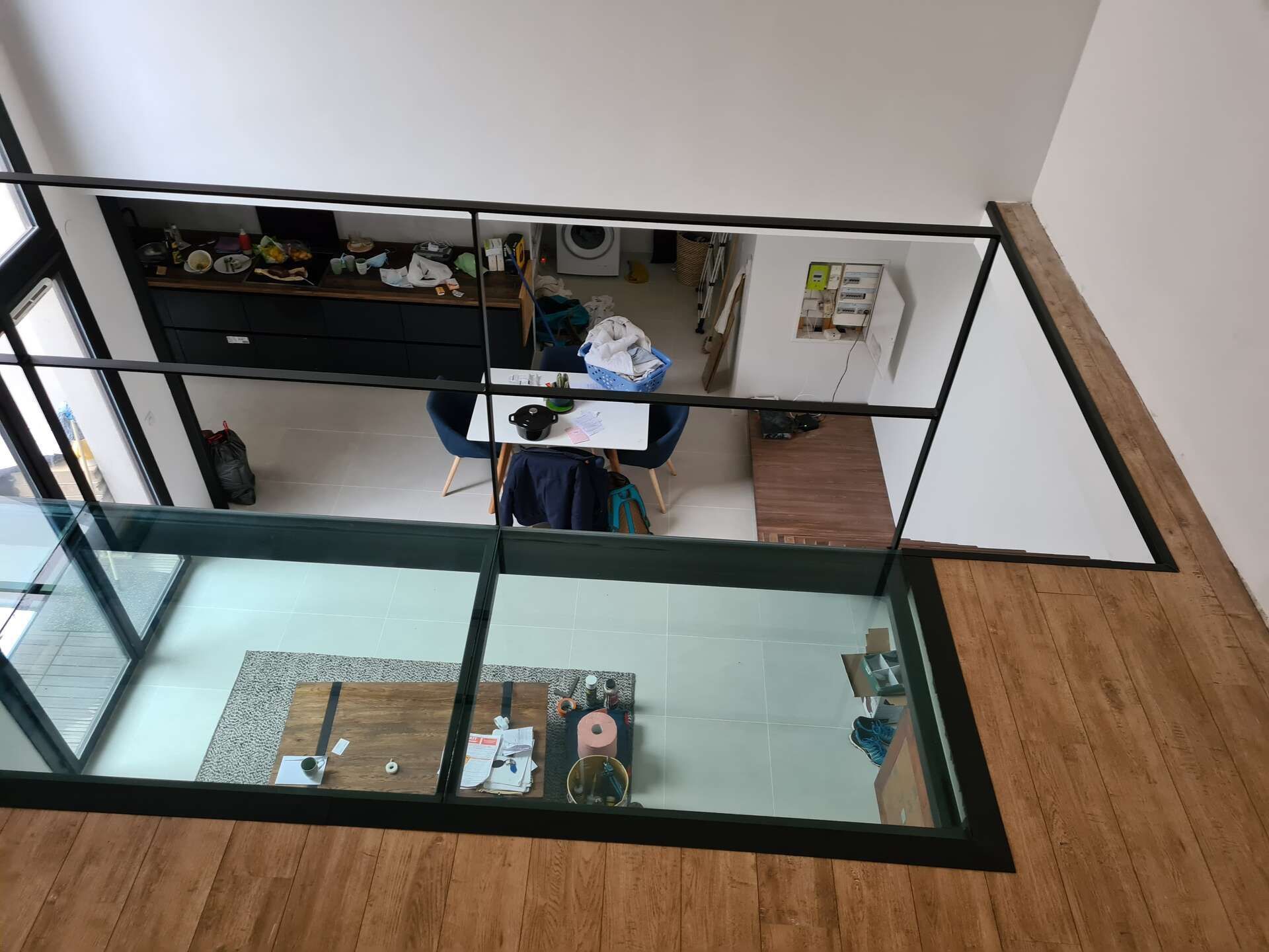 Vue aérienne d'une cage d'escalier à balustrade en verre.