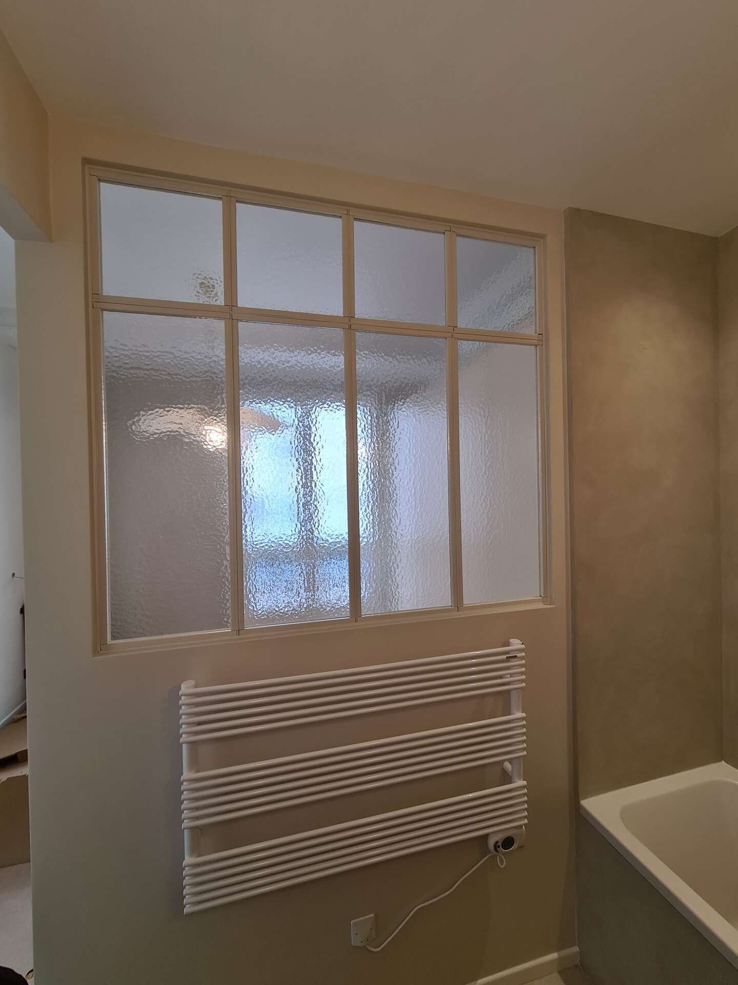 Mur de salle de bains avec fenêtre dépolie