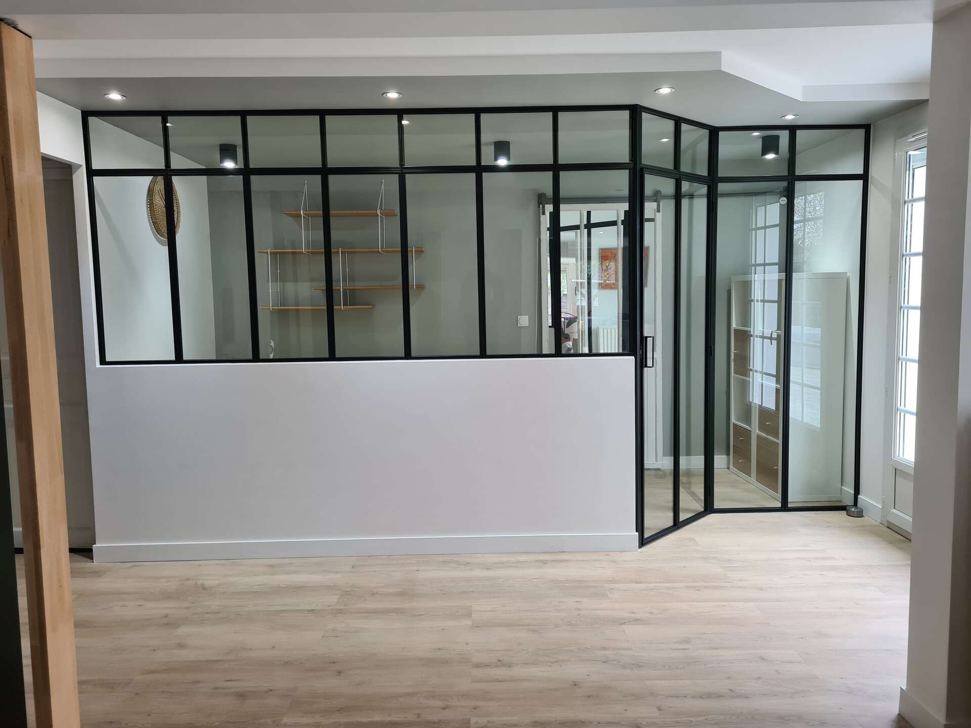 Espace de bureau moderne vide avec des cloisons vitrées et un parquet clair