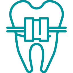 Diente con aparatos de ortodoncia en color verde azulado.