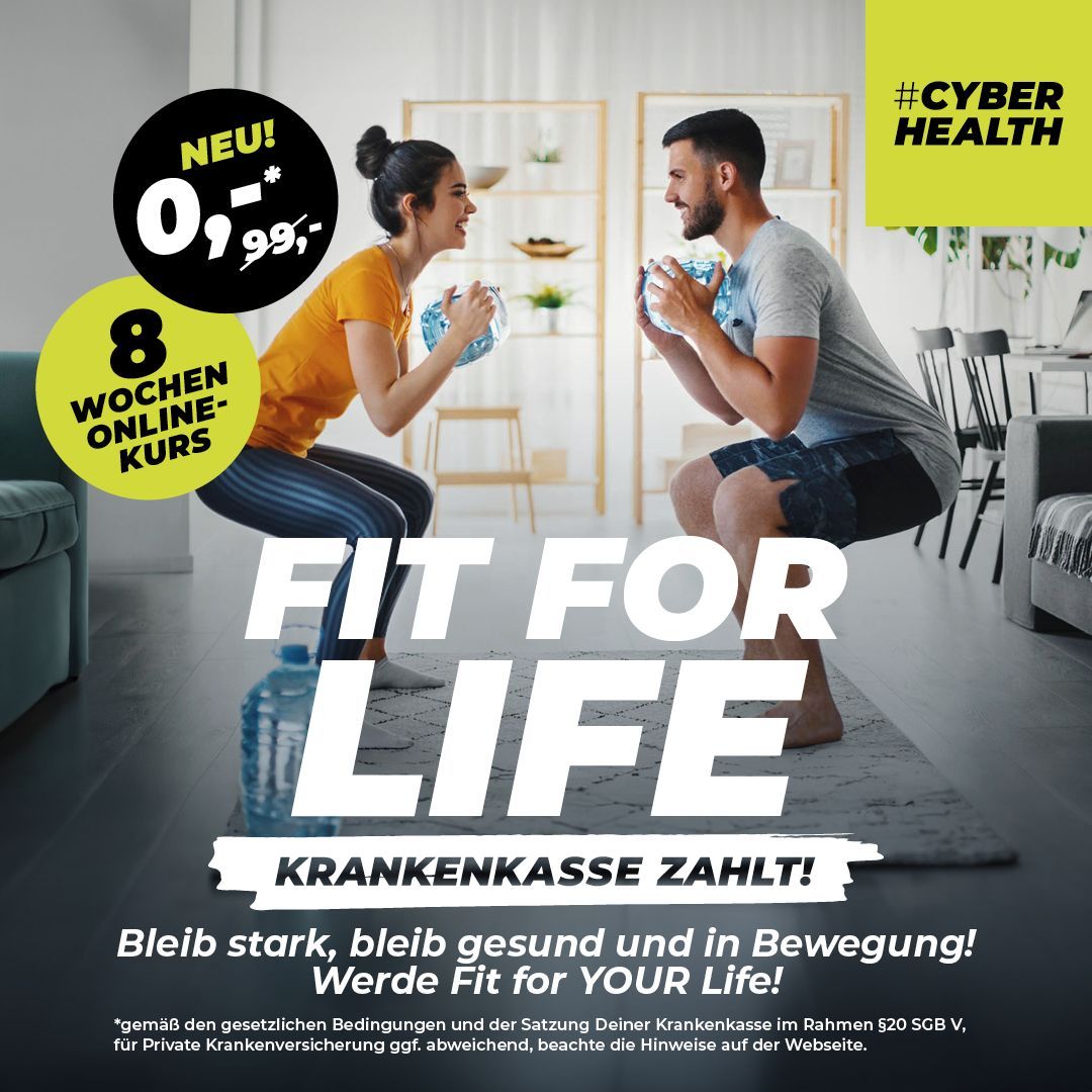 Ein Mann und eine Frau hocken nebeneinander in einem Wohnzimmer.