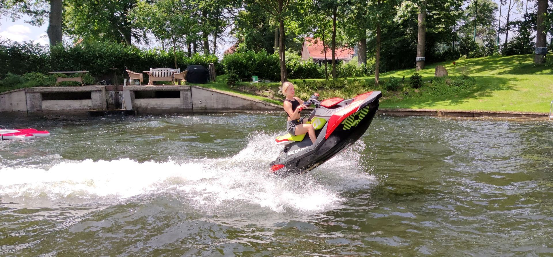 Ein Mann fährt mit einem Jetski auf einem See.