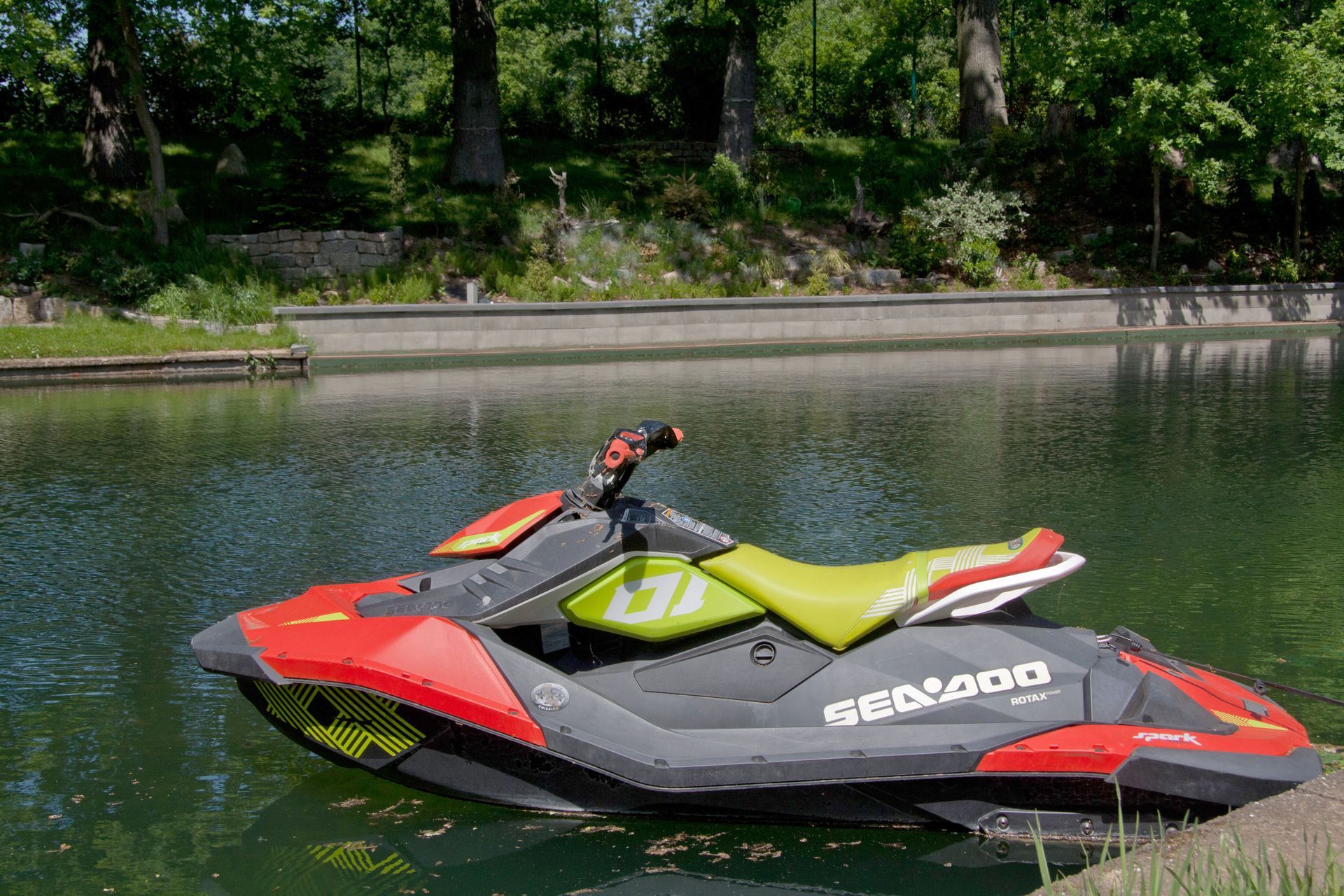 Ein Jetski ist am Ufer eines Sees geparkt.
