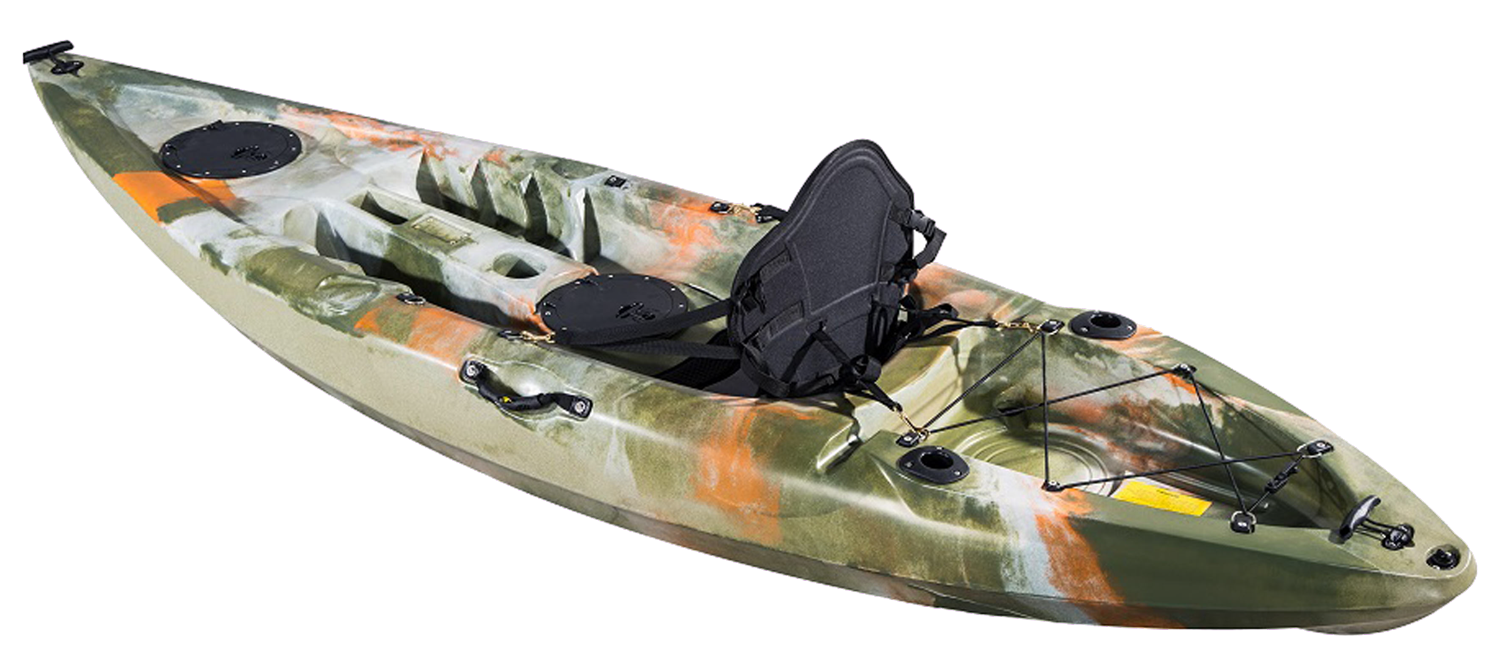 Ein Kajak in Tarnfarbe mit schwarzem Sitz auf weißem Hintergrund.