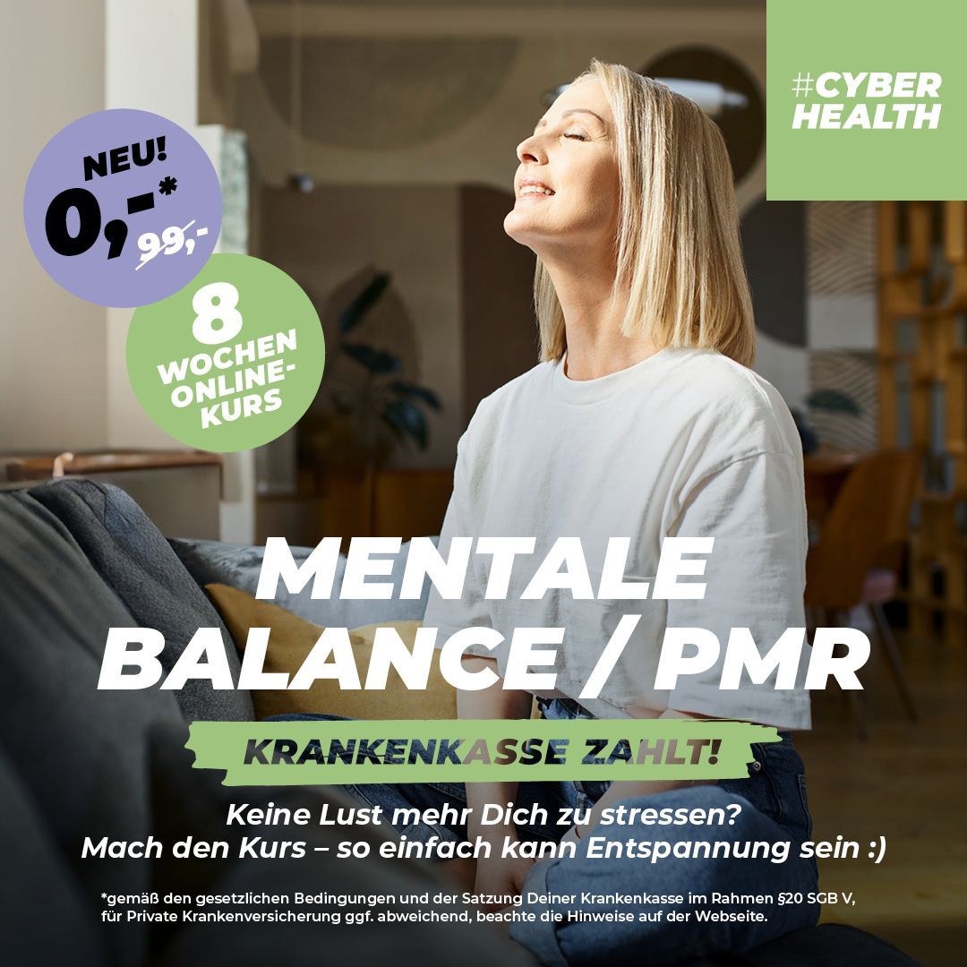 Eine Frau sitzt mit geschlossenen Augen auf einem Sofa.