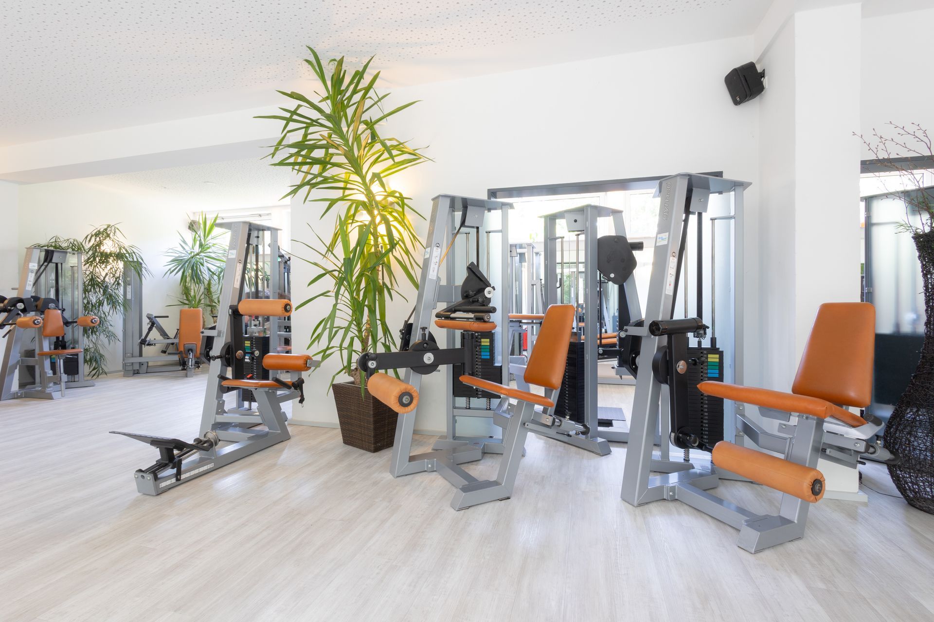 Ein großes Fitnessstudio mit einem Fernseher an der Wand