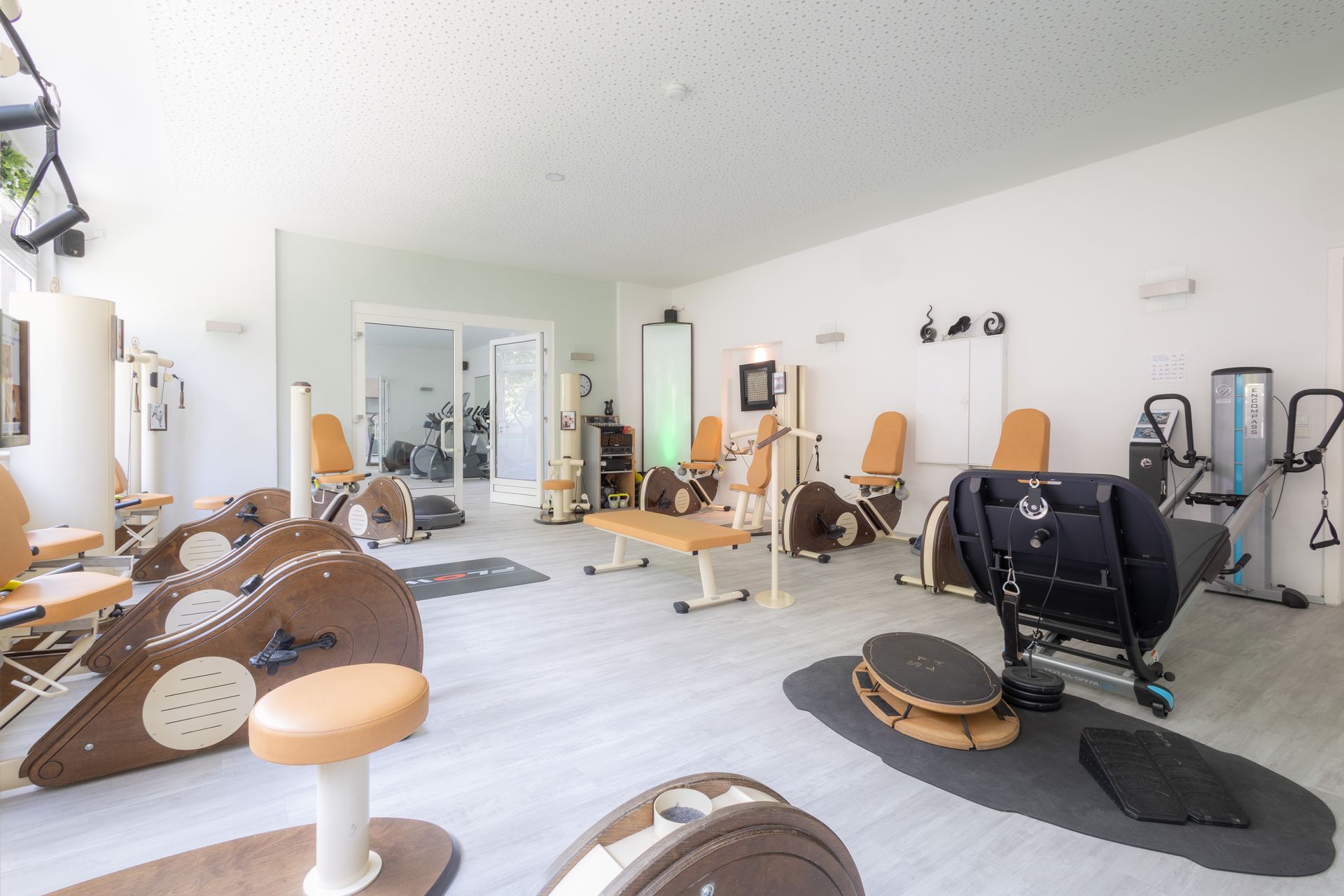 Eine Collage aus Bildern von Menschen, die verschiedene Übungen machen.