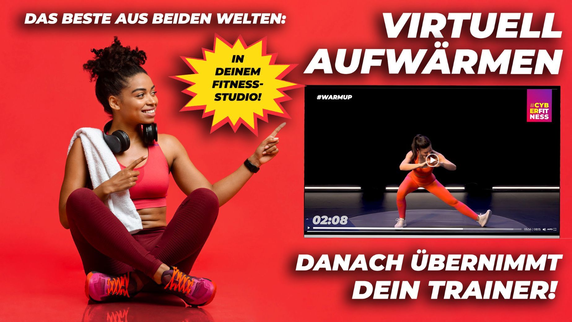 Eine Frau sitzt mit einem Handtuch um den Hals auf dem Boden und zeigt auf ein Video.