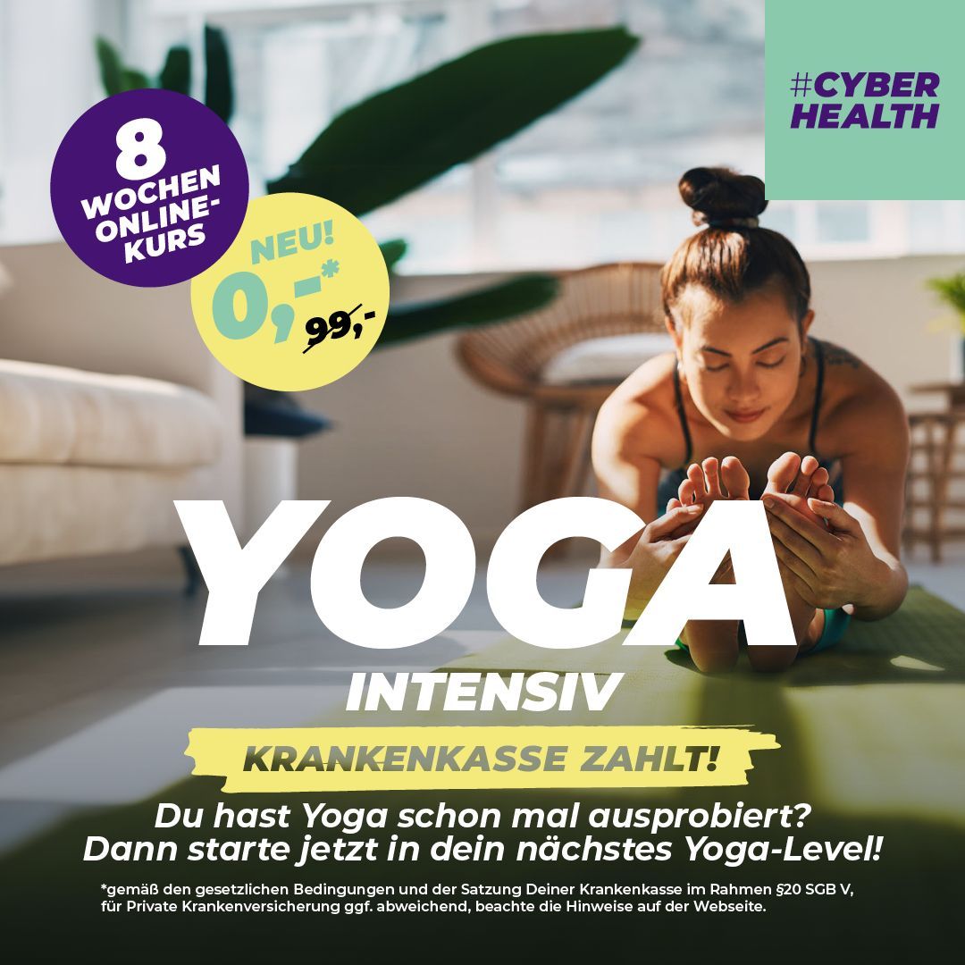 Eine Frau macht Yoga auf einer Matte in einem Wohnzimmer