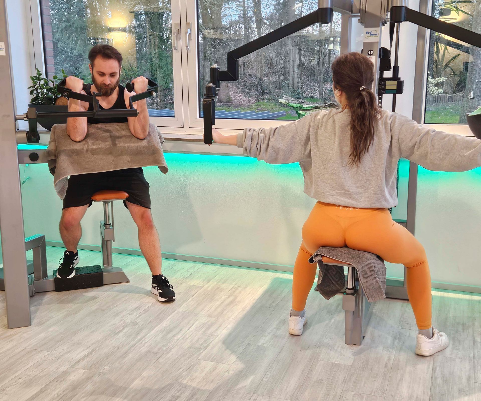 Ein Mann und eine Frau machen Übungen in einem Fitnessstudio