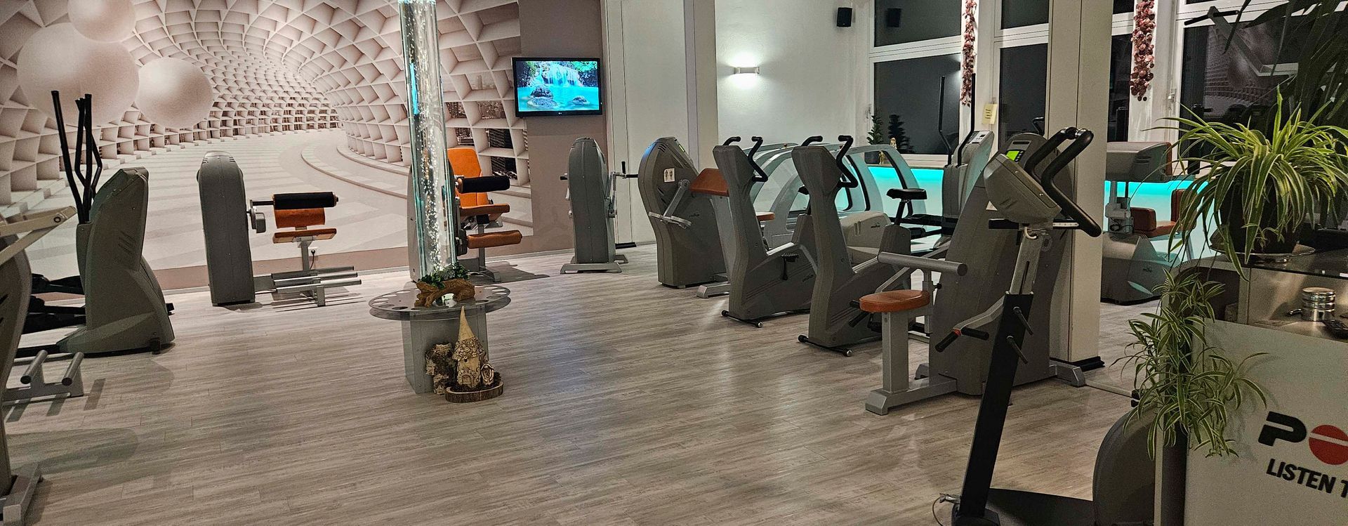 Ein großes Fitnessstudio mit vielen Trainingsgeräten.