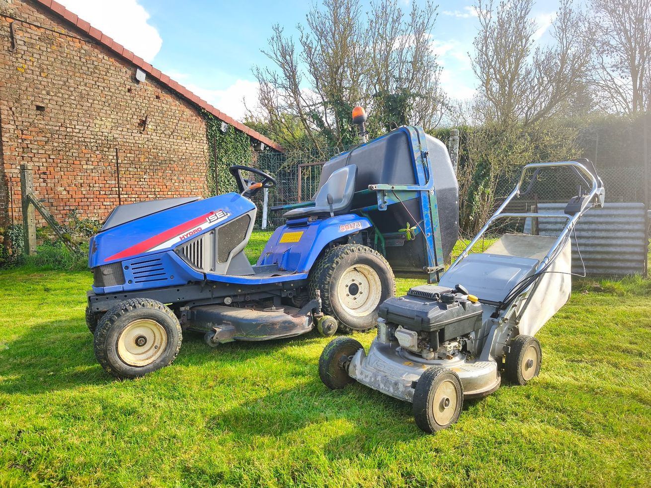 Deux appareils de tonte sur une pelouse