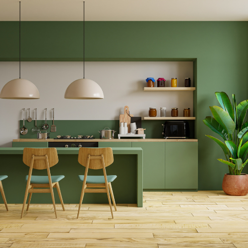 Cuisine verte moderne avec îlot et chaises; planchers de bois clair; deux suspensions.