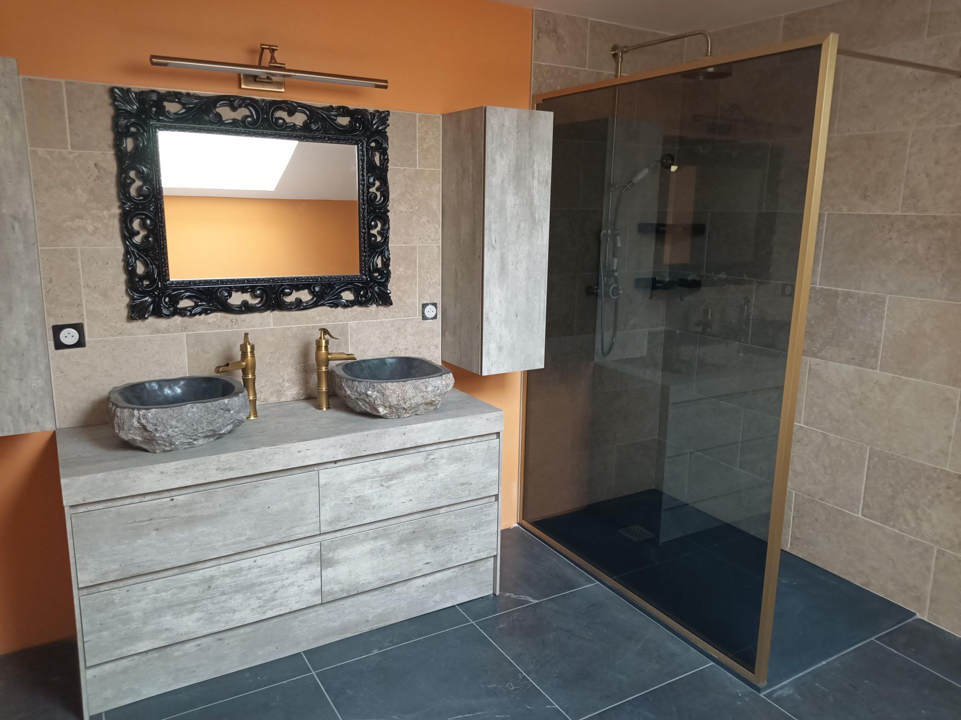 Un comptoir avec 2 vasques