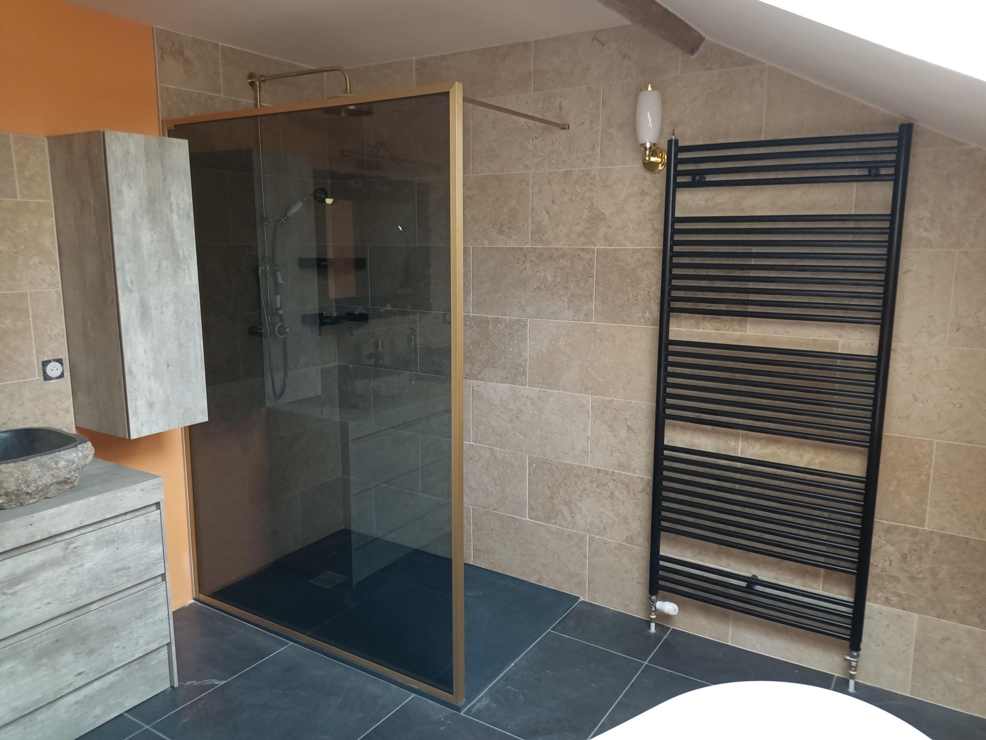 Une paroi de douche en verre transparent