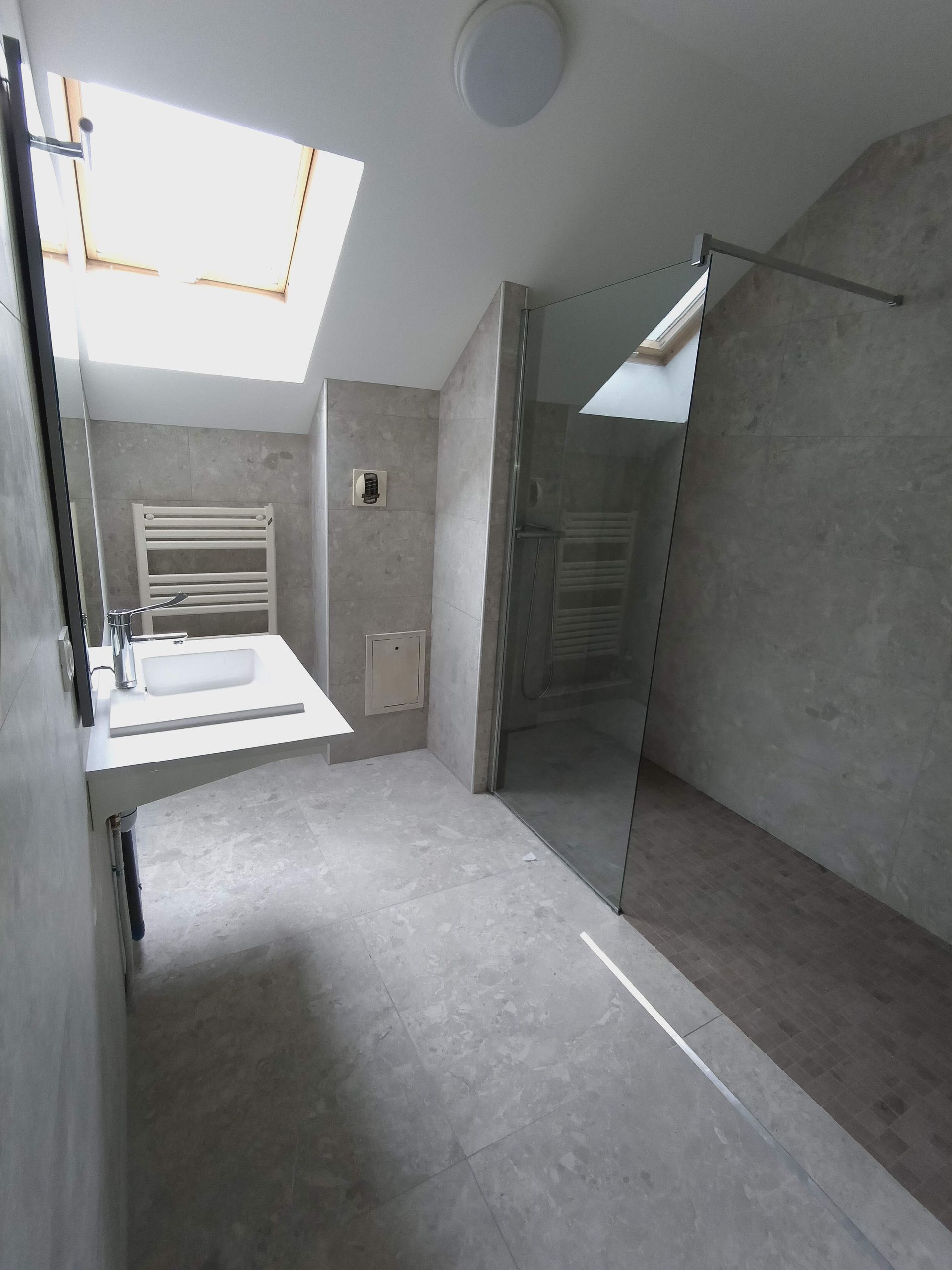 Un lavabo installé sur le mur vu de profil