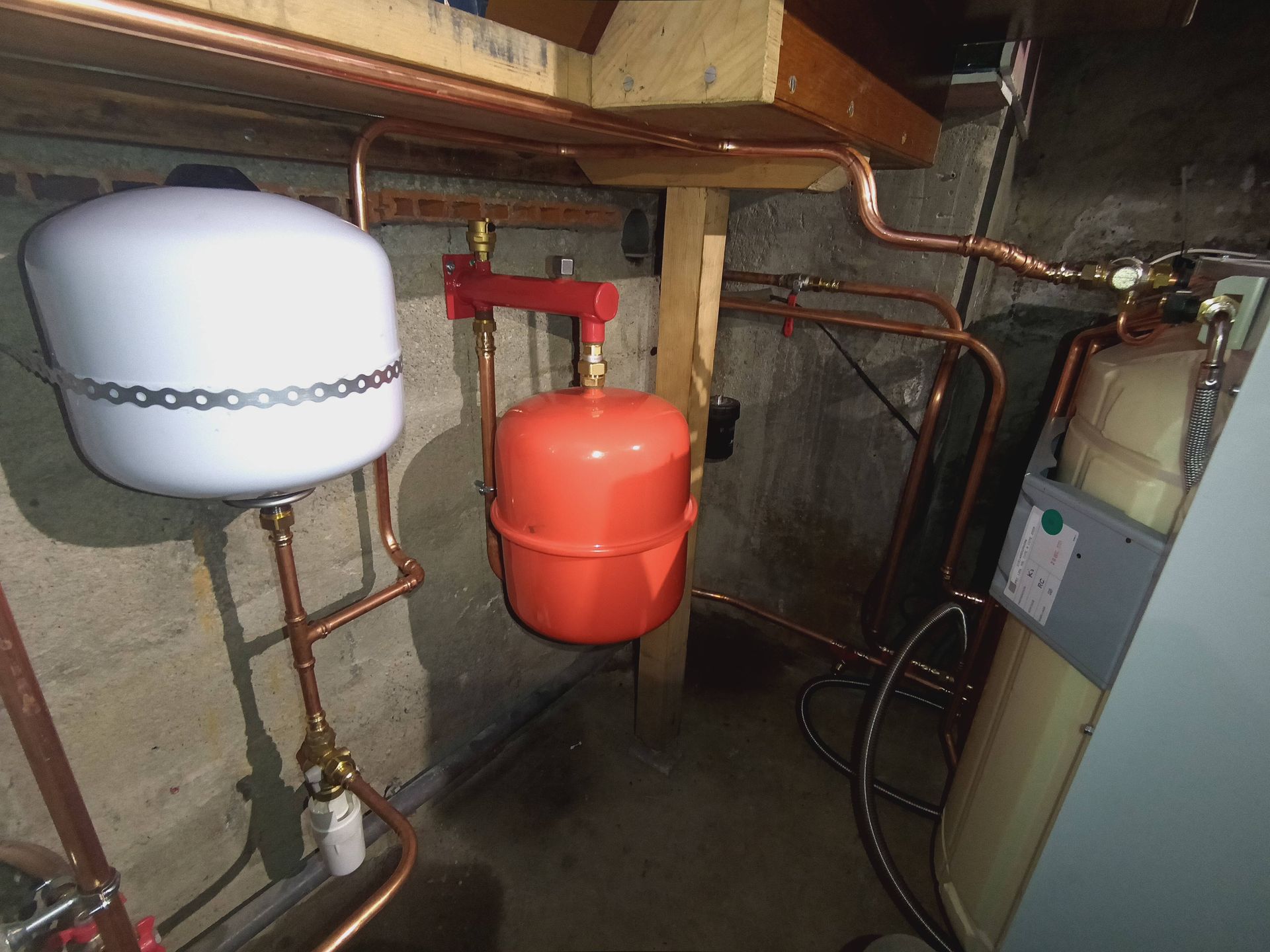 Un ballon d'eau chaude dans une pièce peu éclairée