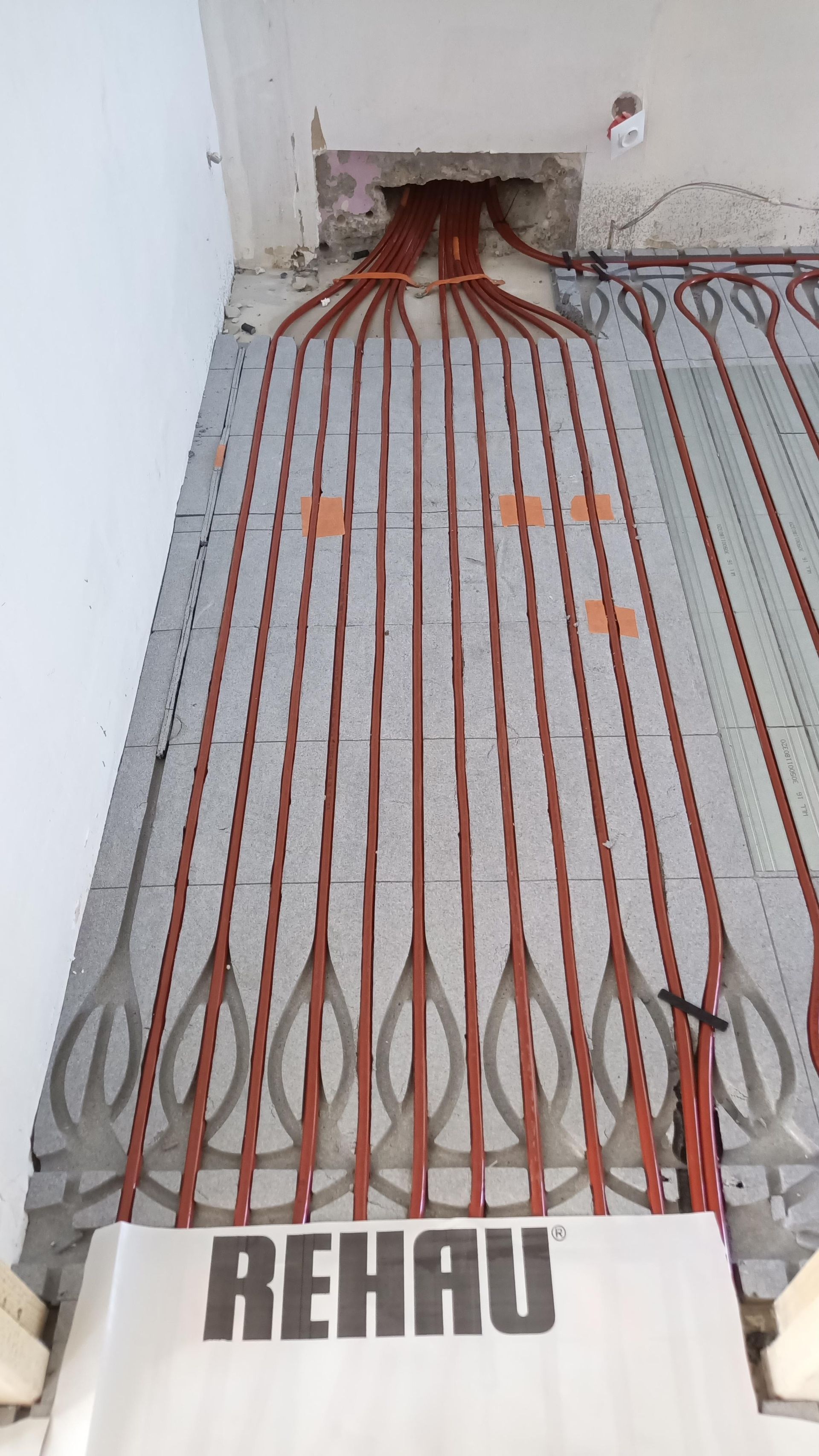 Des tuyaux posés au sol de manière parallèle