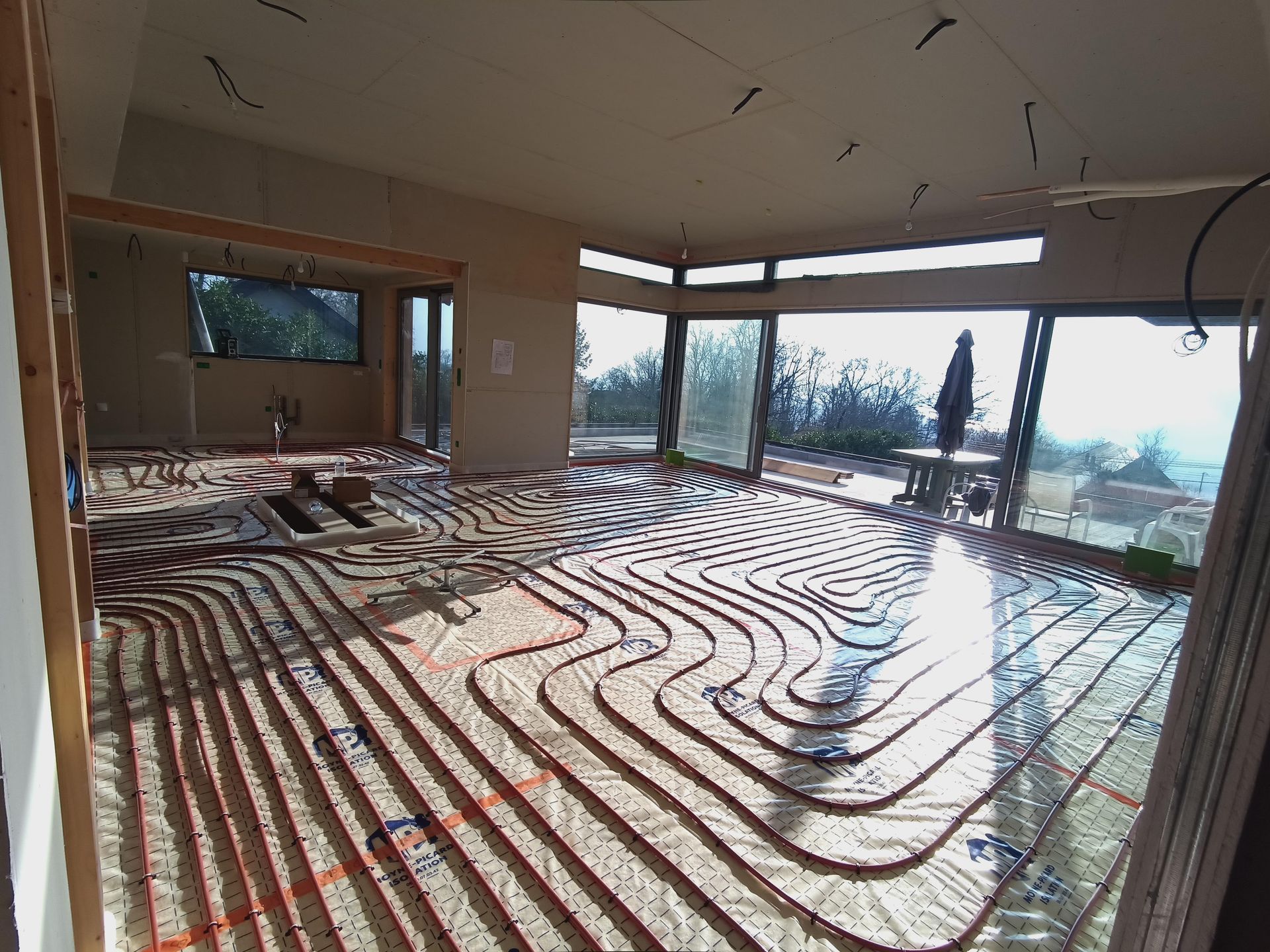 Une pièce lumineuse avec des tuyaux au sol