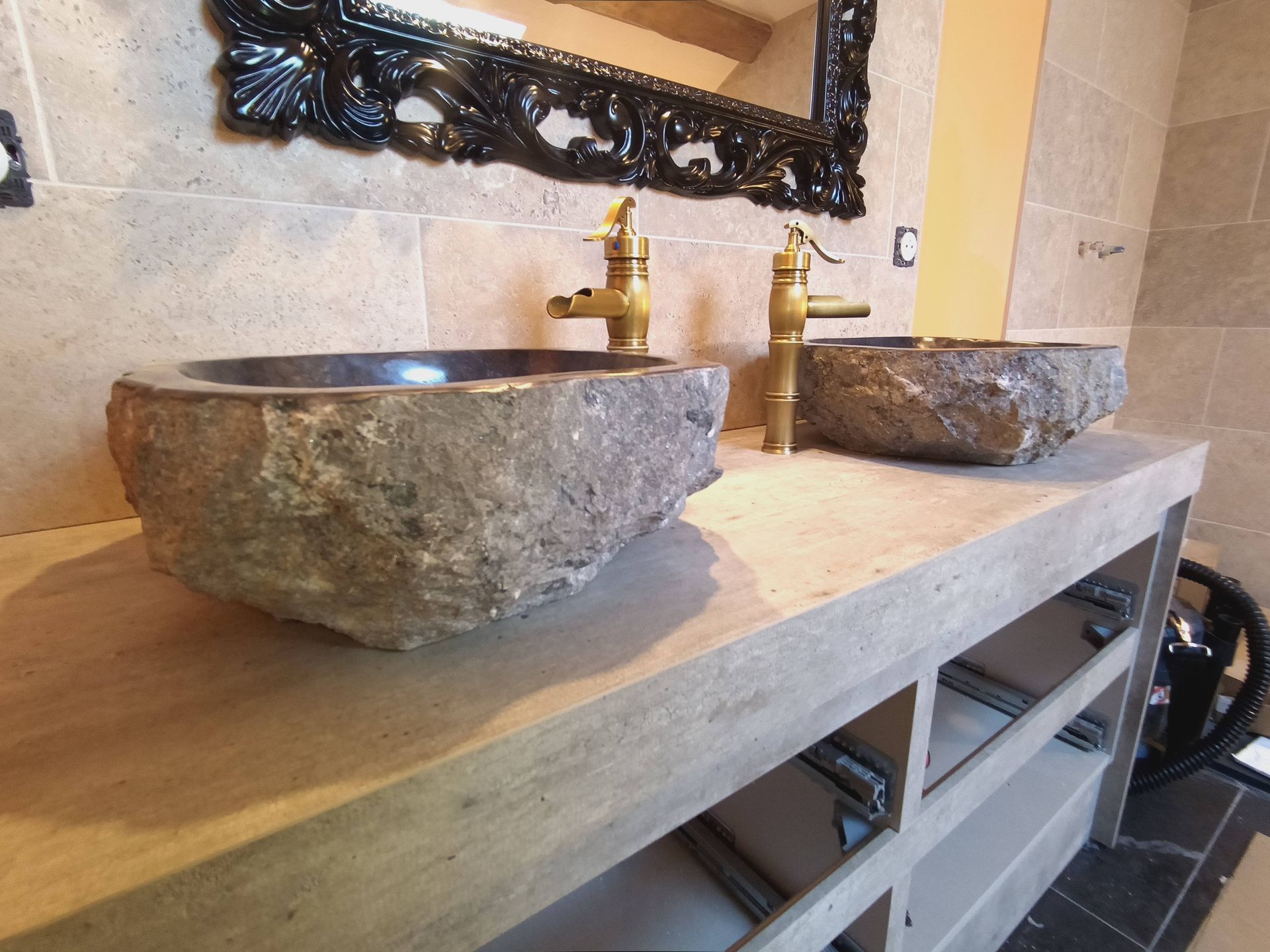 Deux vasques installées sur un comptoir de salle de bains