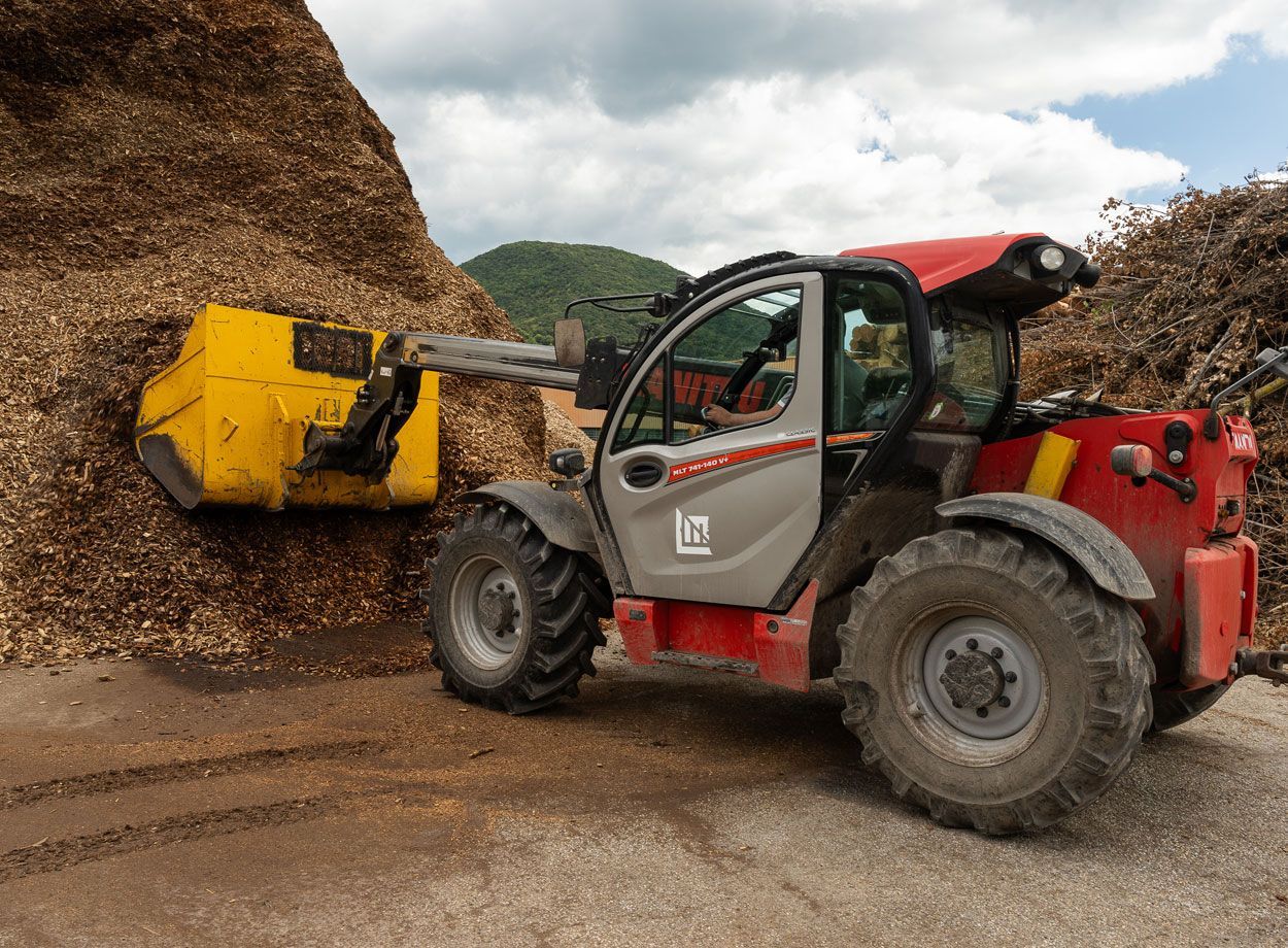 Tracteur qui charge des plaquettes forestières