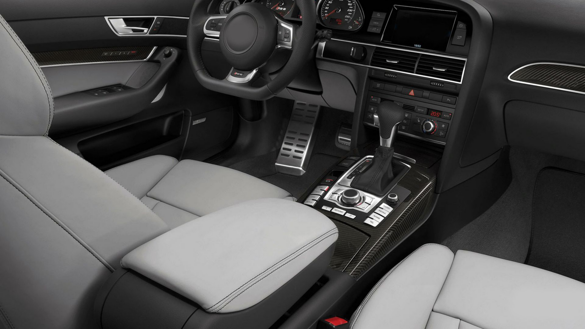 Intérieur d'une berline au niveau de la boîte de vitesses.