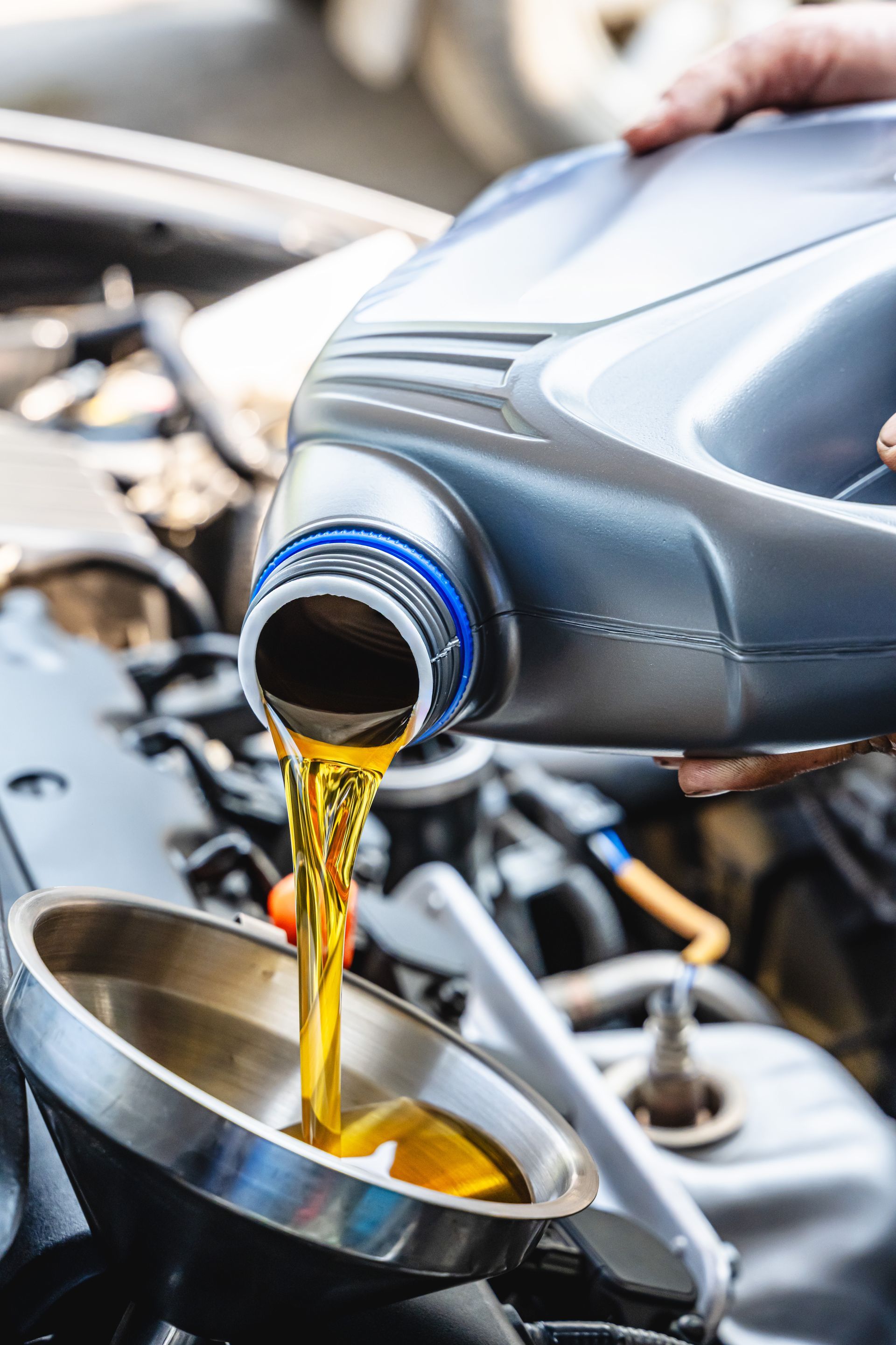 Nouvelle huile versée dans le moteur de la voiture