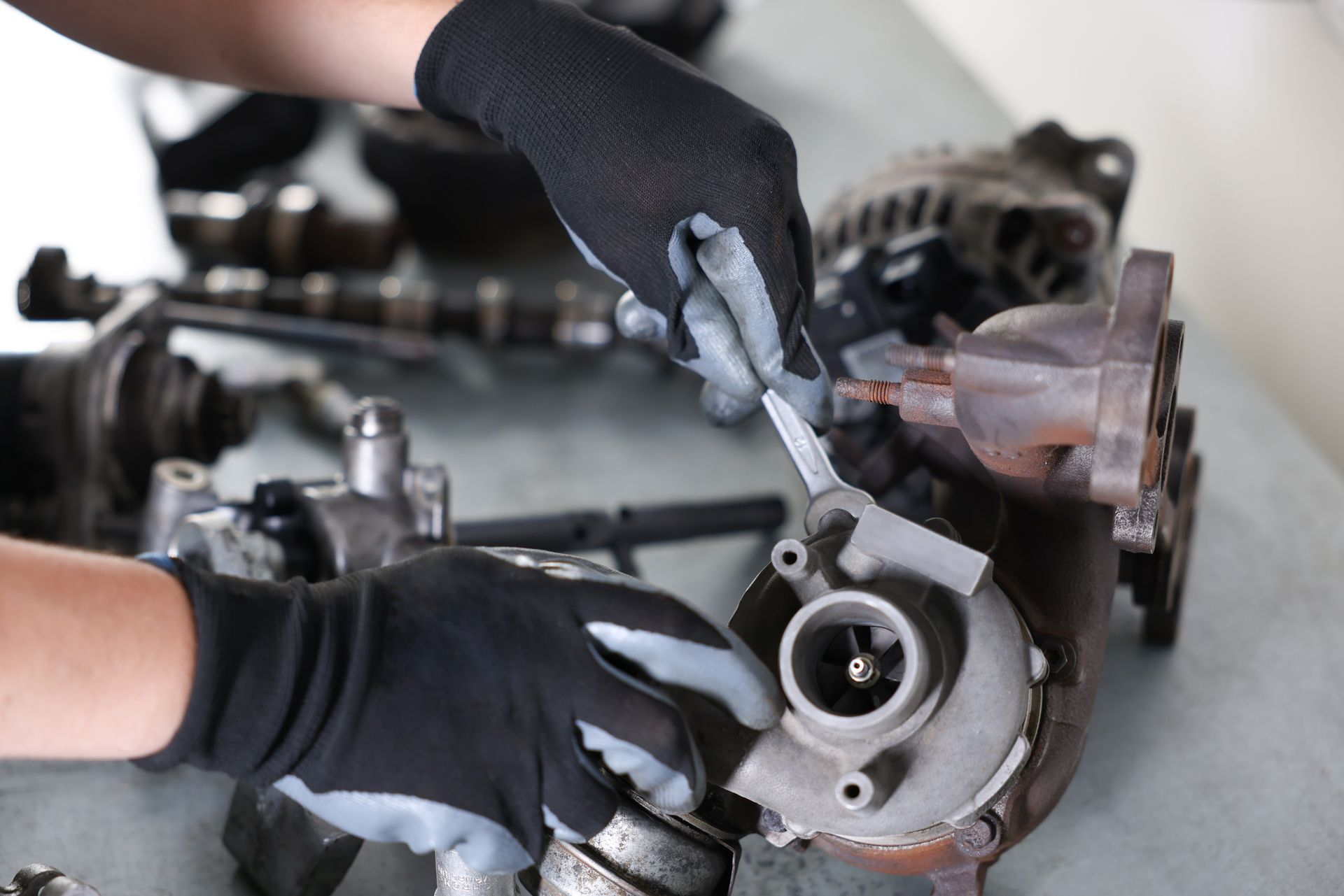 Un mécanicien répare un turbocompresseur.