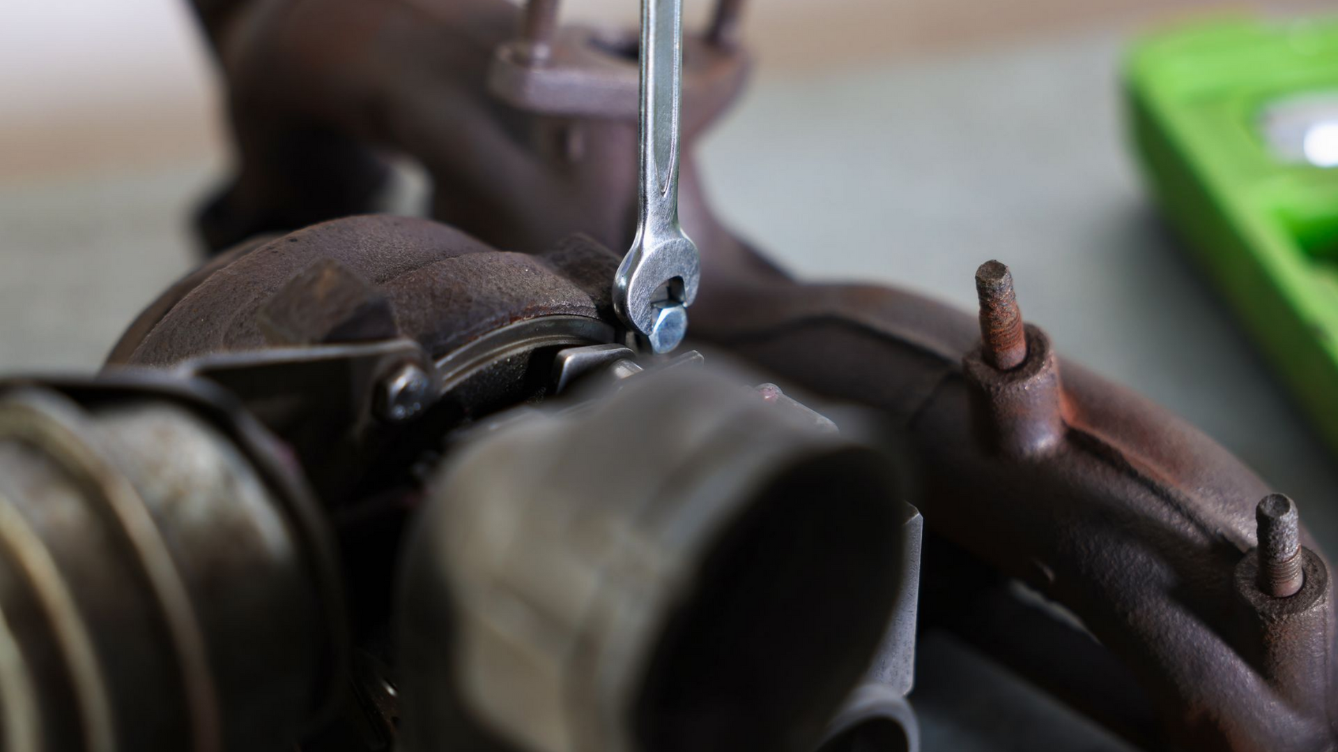 Réparation d'un turbocompresseur avec une clé à molette.