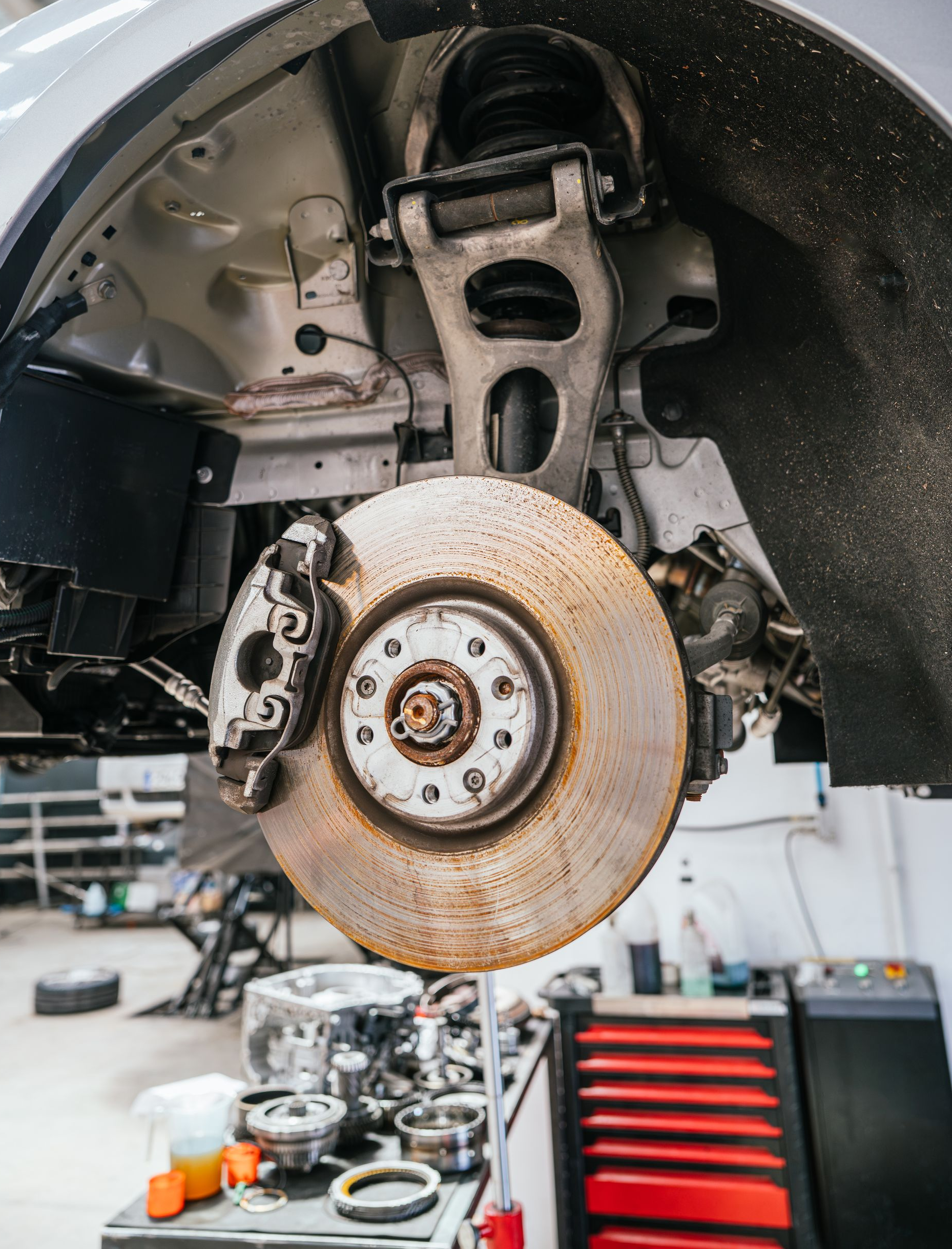 Gros plan sur des plaquettes de frein rouillées